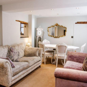 Whispering Place - Georgian Grade II - Sleeps 6 Adults - Super king beds - Newly decorated 3 mins from Safari Park & Steam Train
